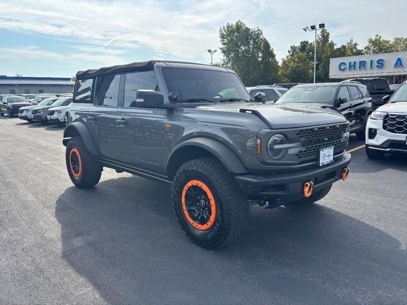 Ford Bronco Vehicle Full-screen Gallery Image 02