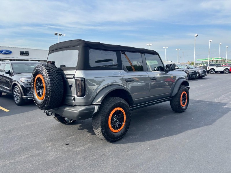 Ford Bronco Vehicle Full-screen Gallery Image 03