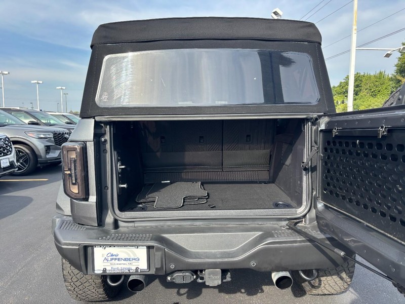 Ford Bronco Vehicle Full-screen Gallery Image 04