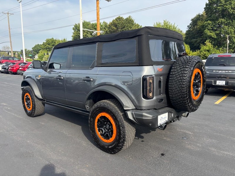 Ford Bronco Vehicle Full-screen Gallery Image 06