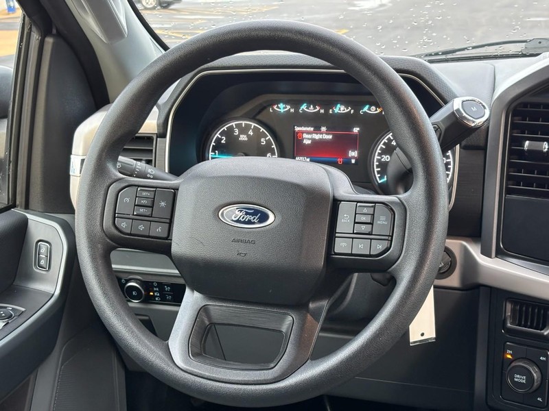 Ford F-150 Vehicle Full-screen Gallery Image 12