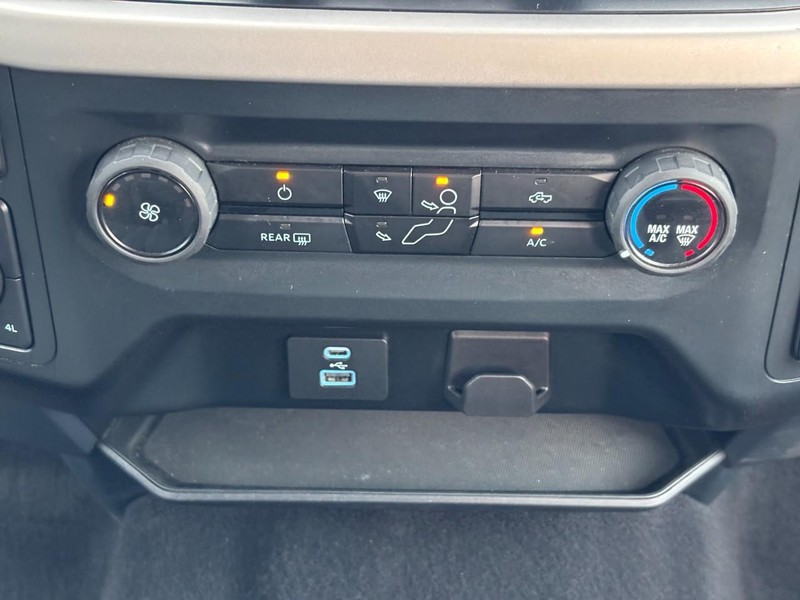 Ford F-150 Vehicle Full-screen Gallery Image 14