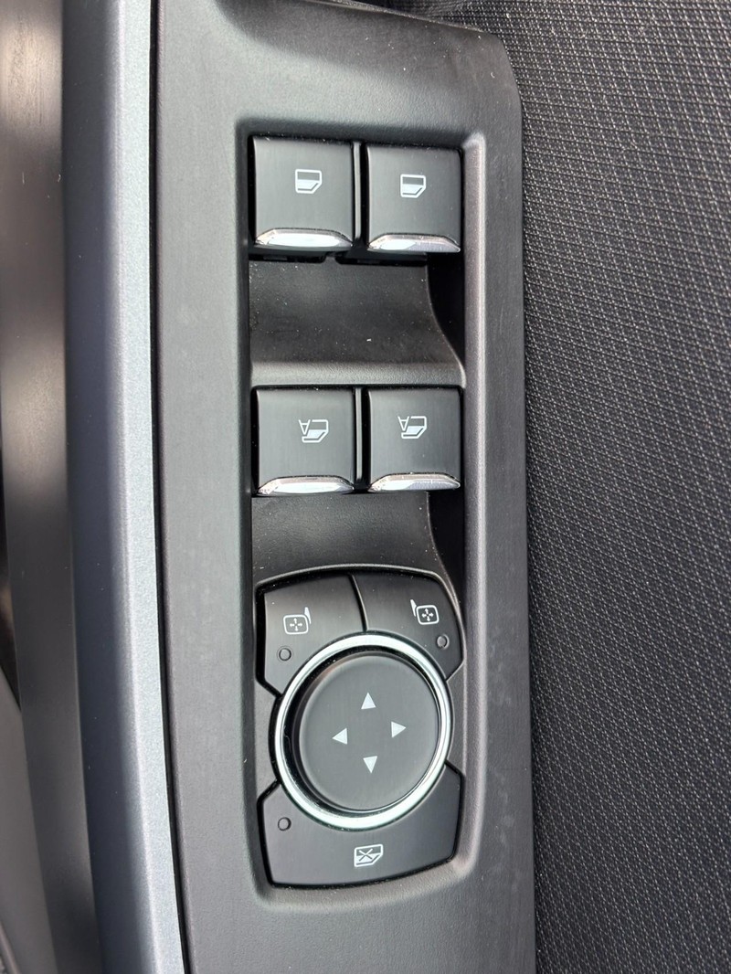 Ford F-150 Vehicle Full-screen Gallery Image 25