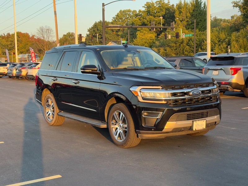 Ford Expedition Vehicle Full-screen Gallery Image 02