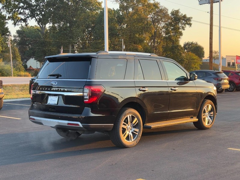 Ford Expedition Vehicle Full-screen Gallery Image 03