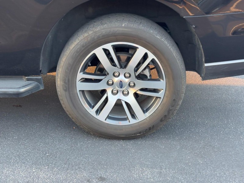 Ford Expedition Vehicle Full-screen Gallery Image 07