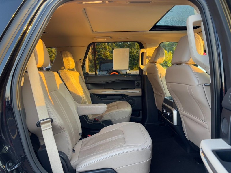 Ford Expedition Vehicle Full-screen Gallery Image 10