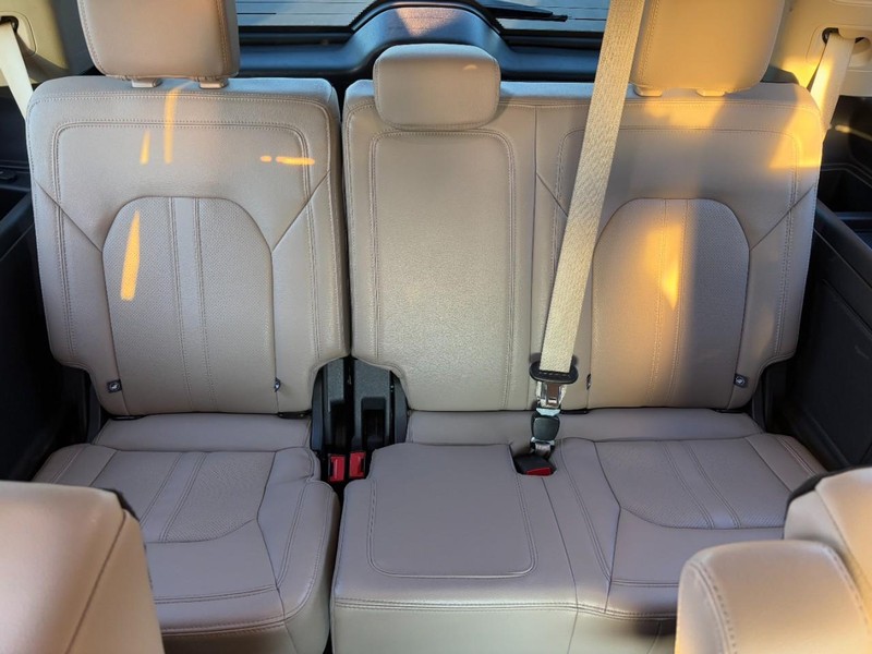 Ford Expedition Vehicle Full-screen Gallery Image 11