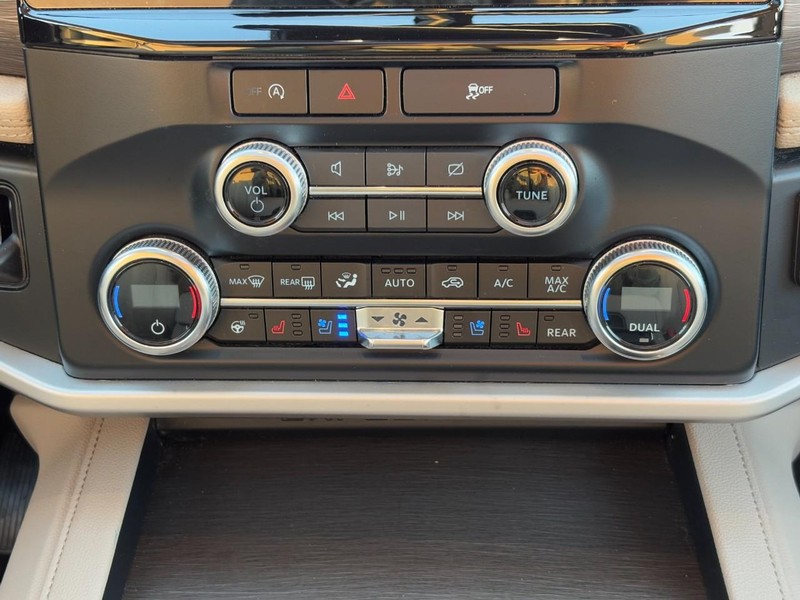 Ford Expedition Vehicle Full-screen Gallery Image 15