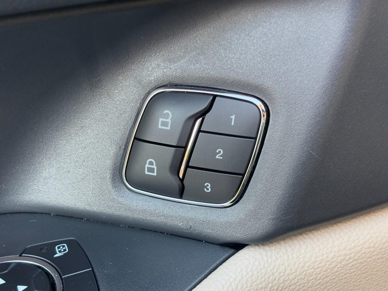 Ford Expedition Vehicle Full-screen Gallery Image 26