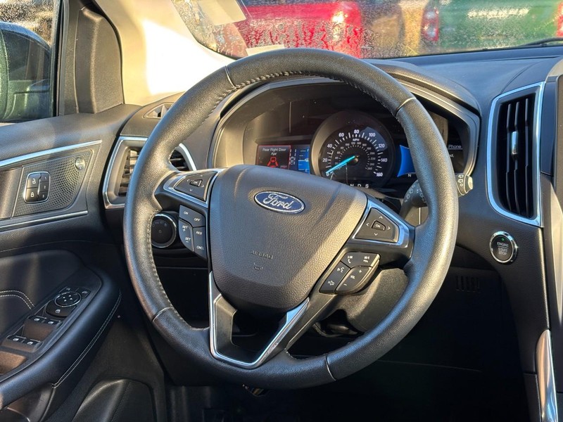Ford Edge Vehicle Full-screen Gallery Image 12