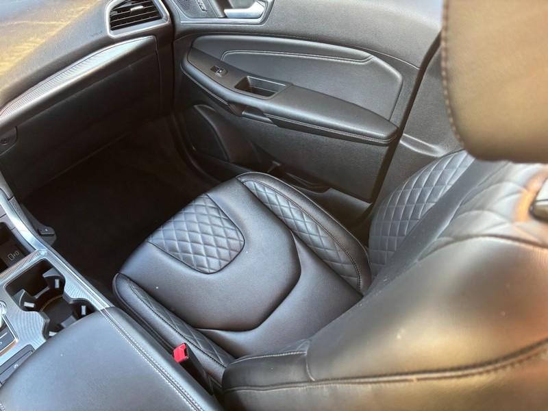 Ford Edge Vehicle Full-screen Gallery Image 15