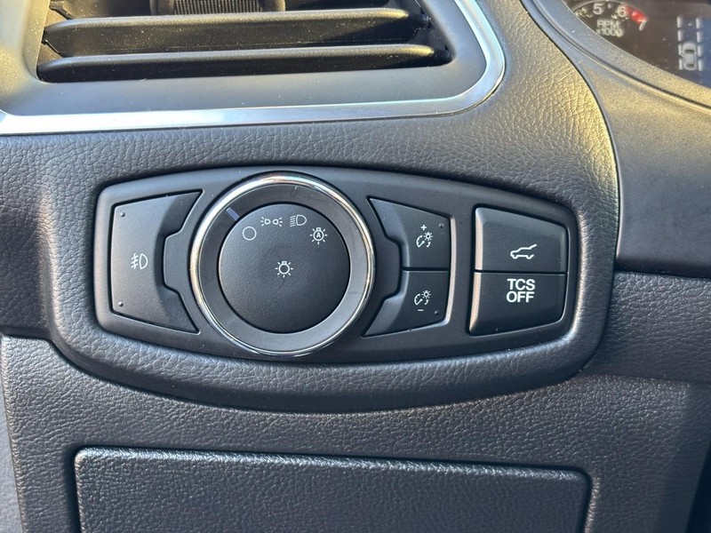 Ford Edge Vehicle Full-screen Gallery Image 16