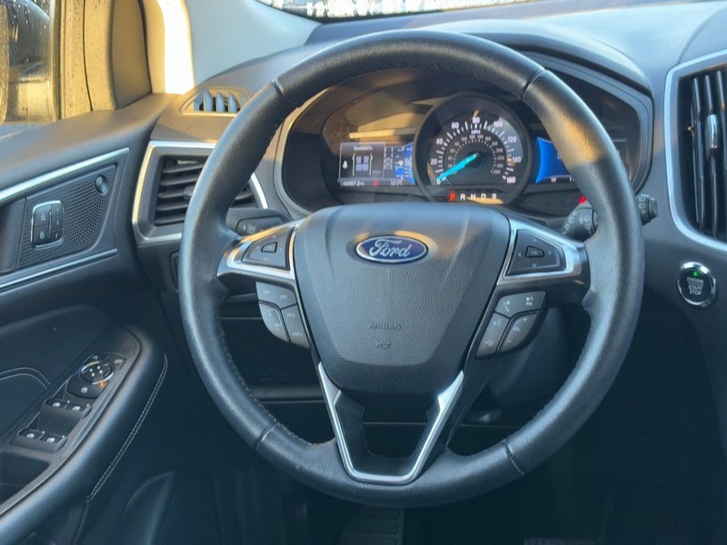 Ford Edge Vehicle Full-screen Gallery Image 12