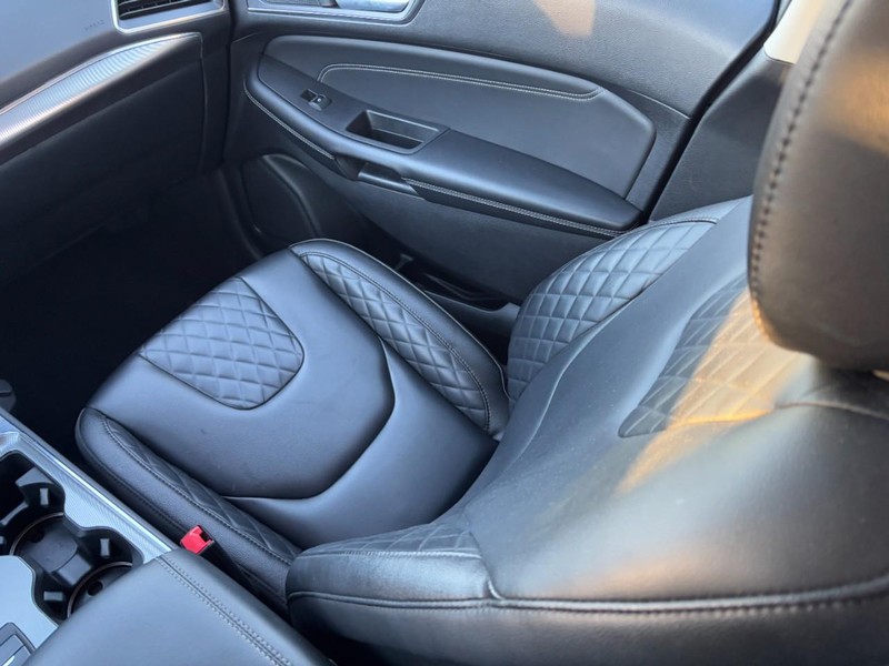 Ford Edge Vehicle Full-screen Gallery Image 15