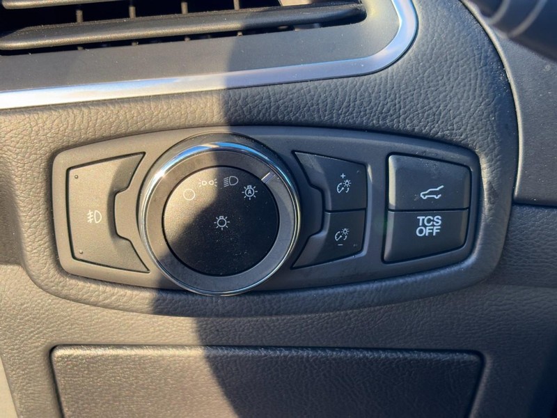 Ford Edge Vehicle Full-screen Gallery Image 16