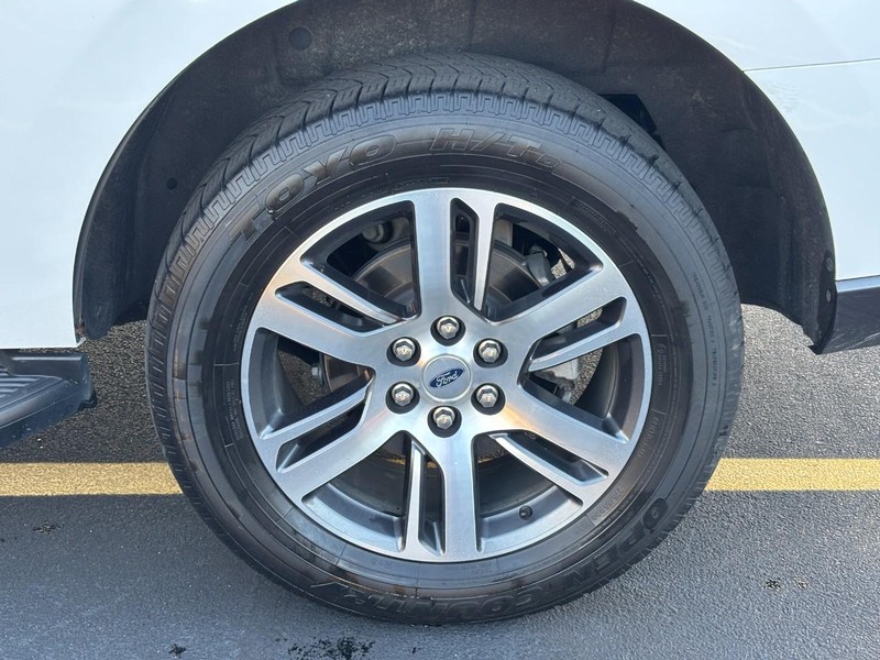 Ford Expedition Vehicle Full-screen Gallery Image 07