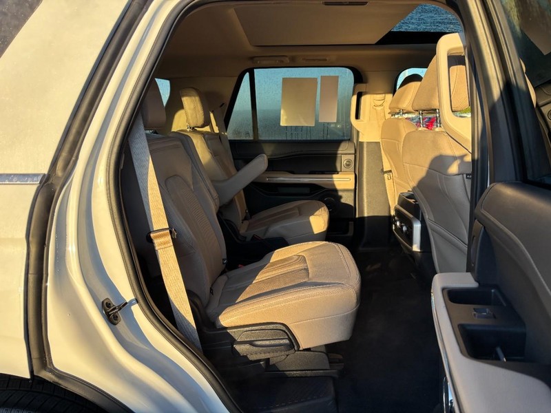 Ford Expedition Vehicle Full-screen Gallery Image 10