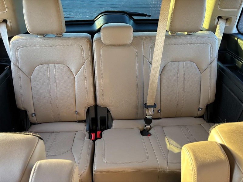 Ford Expedition Vehicle Full-screen Gallery Image 11