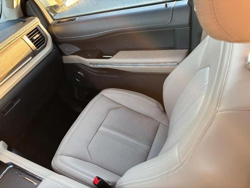 Ford Expedition Vehicle Full-screen Gallery Image 16