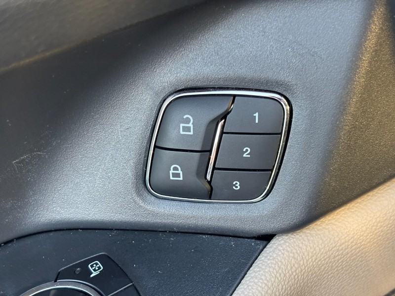 Ford Expedition Vehicle Full-screen Gallery Image 26