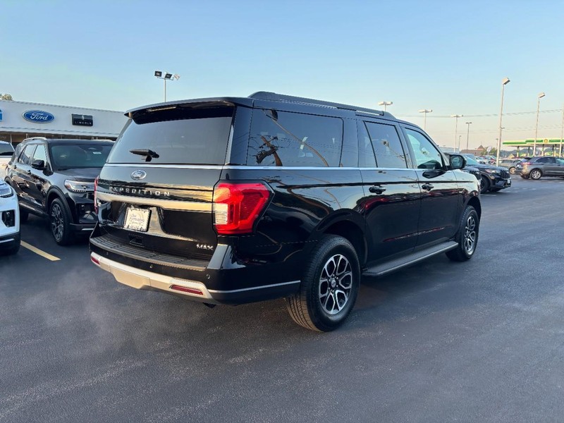 Ford Expedition Max Vehicle Full-screen Gallery Image 03