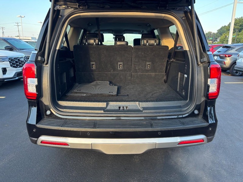 Ford Expedition Max Vehicle Full-screen Gallery Image 04