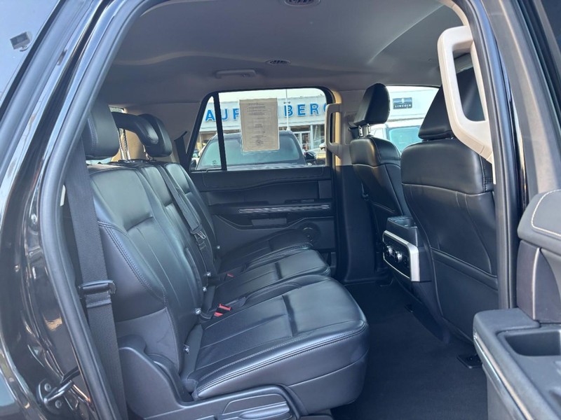 Ford Expedition Max Vehicle Full-screen Gallery Image 10