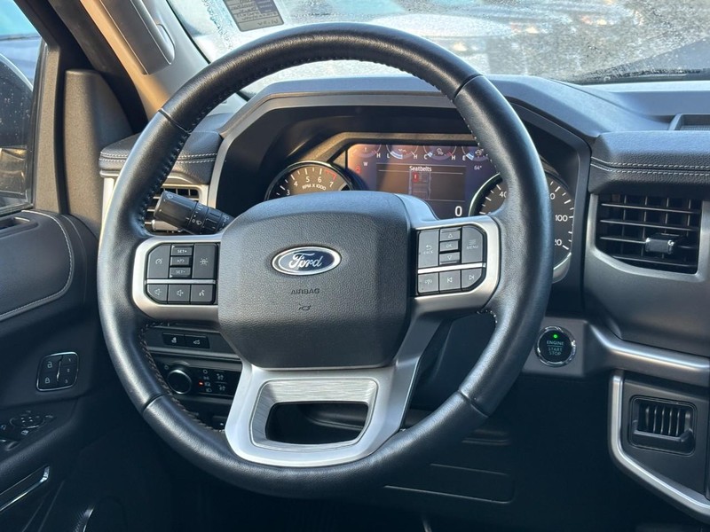 Ford Expedition Max Vehicle Full-screen Gallery Image 13