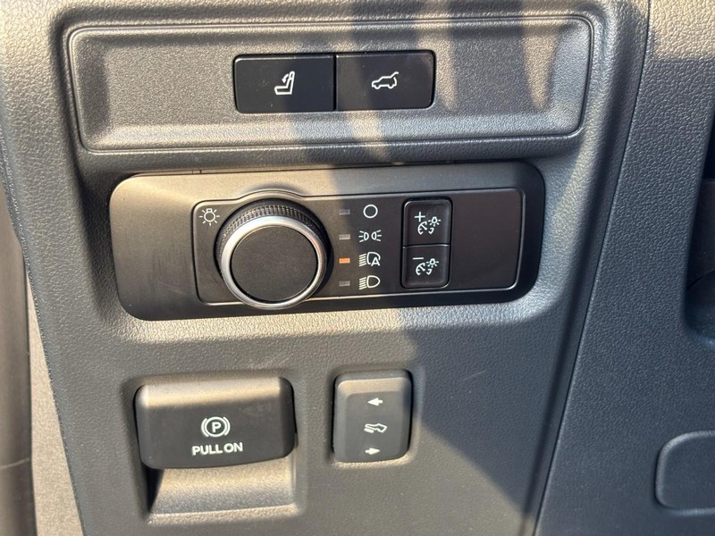 Ford Expedition Max Vehicle Full-screen Gallery Image 17