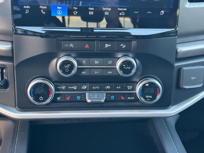 Ford Expedition Max Vehicle Full-screen Gallery Image 24