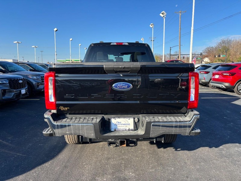 Ford Super Duty F-250 SRW Vehicle Full-screen Gallery Image 05