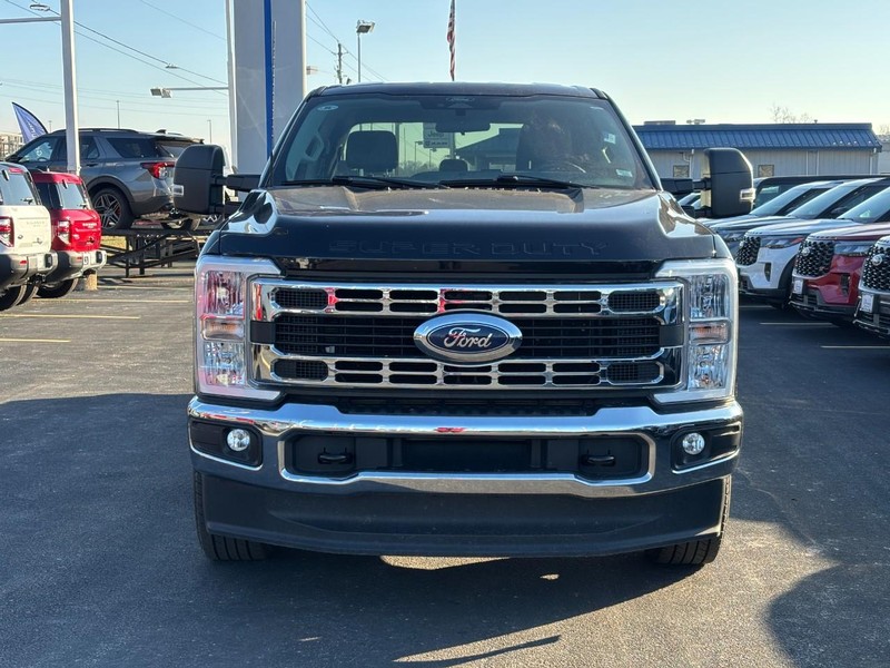 Ford Super Duty F-250 SRW Vehicle Full-screen Gallery Image 09