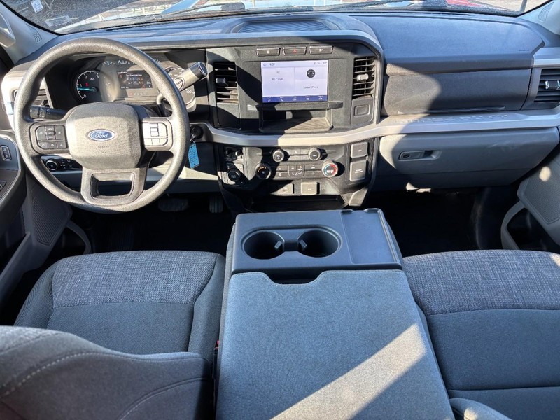 Ford Super Duty F-250 SRW Vehicle Full-screen Gallery Image 11