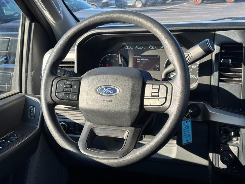 Ford Super Duty F-250 SRW Vehicle Full-screen Gallery Image 12