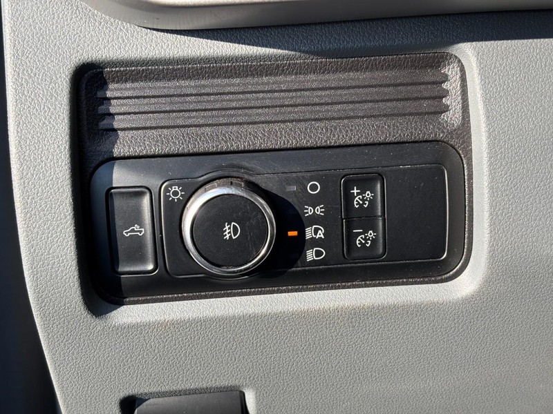 Ford Super Duty F-250 SRW Vehicle Full-screen Gallery Image 16