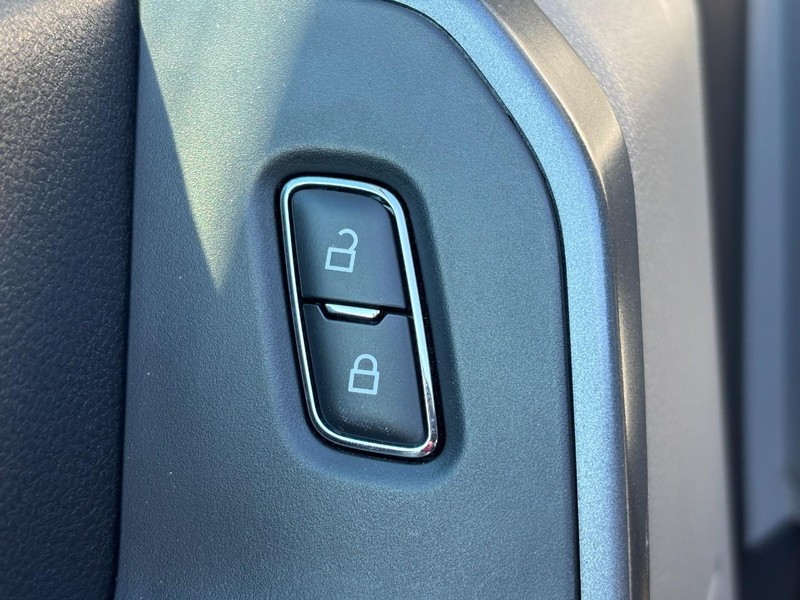 Ford Super Duty F-250 SRW Vehicle Full-screen Gallery Image 24