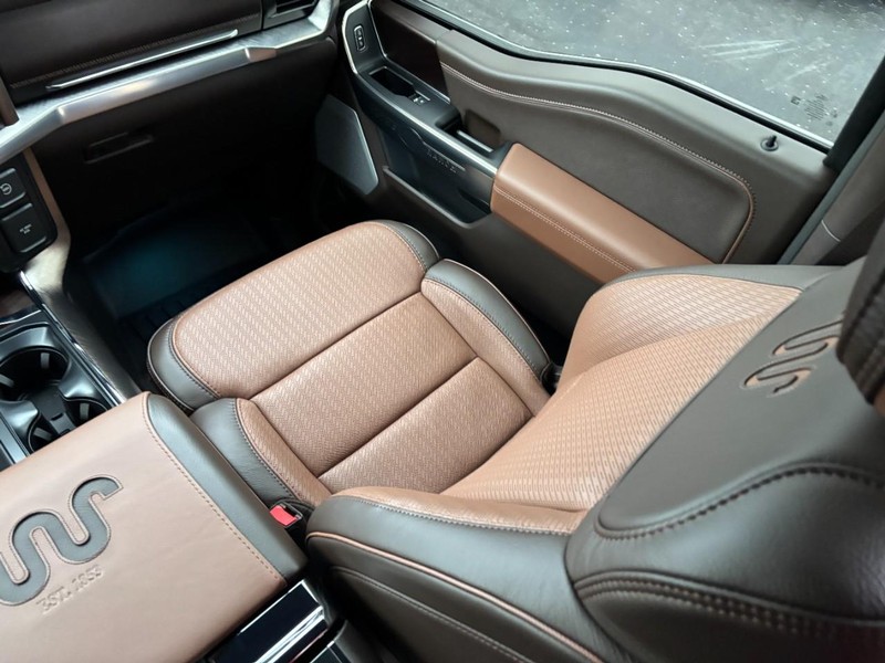 Ford F-150 Vehicle Full-screen Gallery Image 15