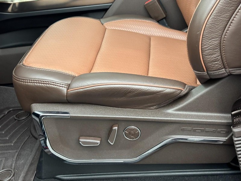 Ford F-150 Vehicle Full-screen Gallery Image 26