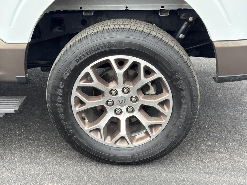 Ford F-150 Vehicle Full-screen Gallery Image 07