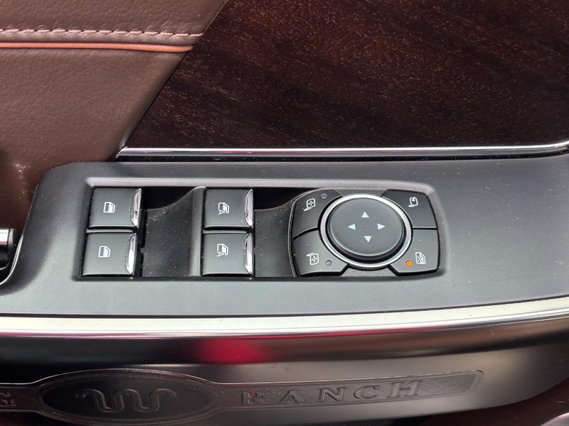 Ford F-150 Vehicle Full-screen Gallery Image 23