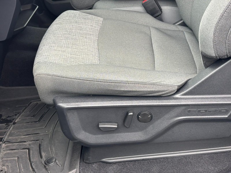 Ford F-150 Vehicle Full-screen Gallery Image 25