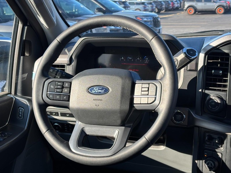 Ford F-150 Vehicle Full-screen Gallery Image 11