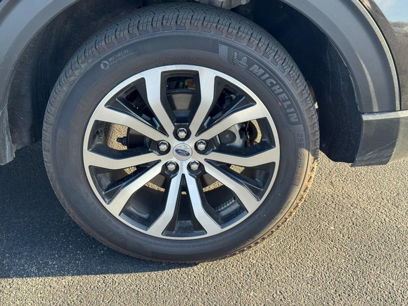 Ford Explorer Vehicle Full-screen Gallery Image 05