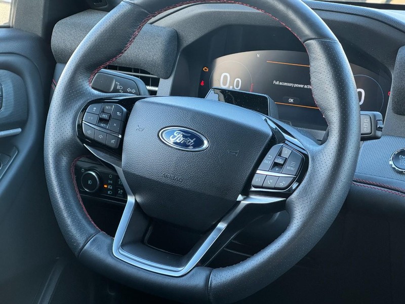 Ford Explorer Vehicle Full-screen Gallery Image 10