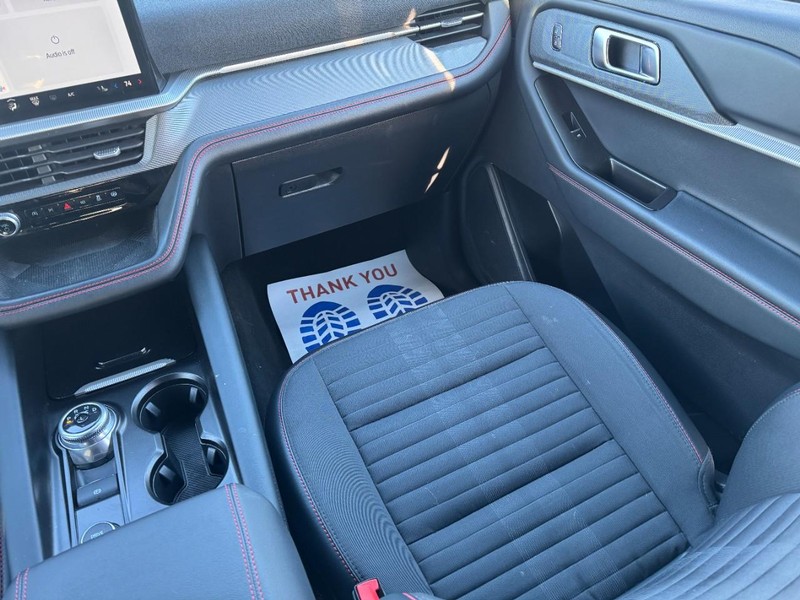 Ford Explorer Vehicle Full-screen Gallery Image 13