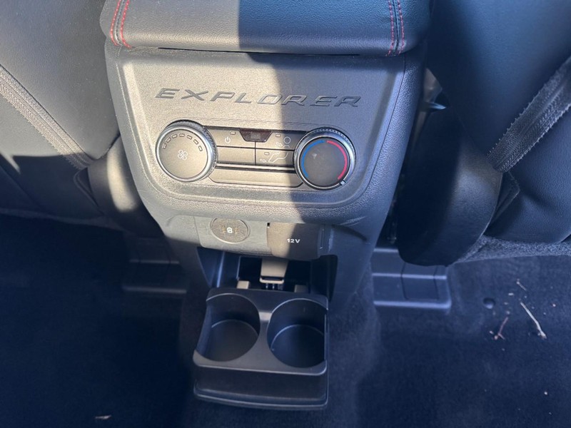 Ford Explorer Vehicle Full-screen Gallery Image 14