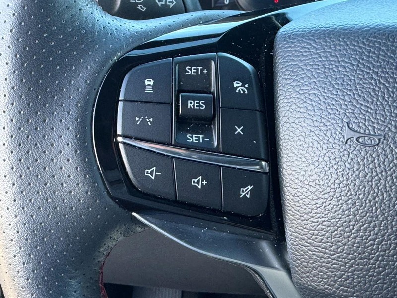 Ford Explorer Vehicle Full-screen Gallery Image 16