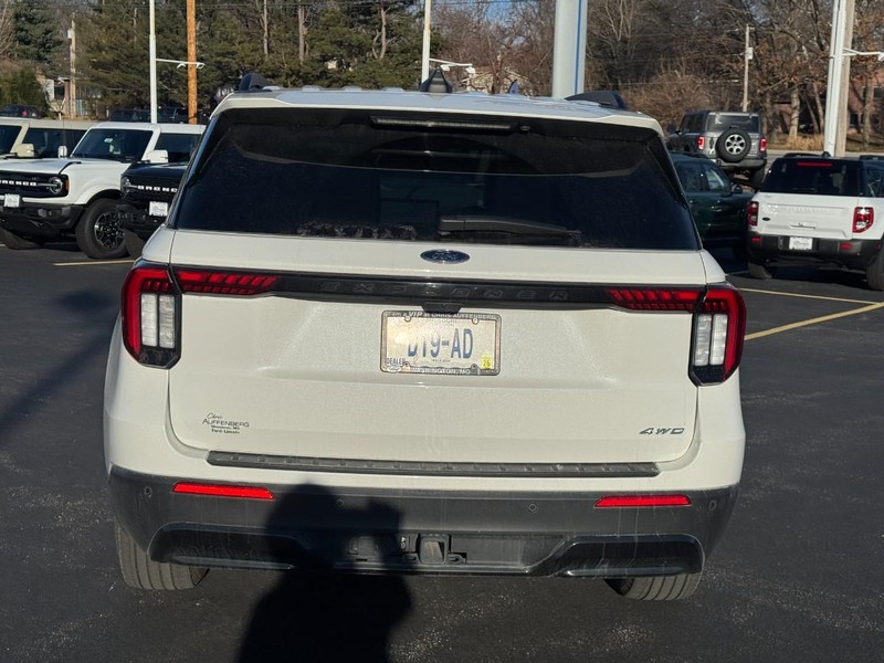 Ford Explorer Vehicle Full-screen Gallery Image 04