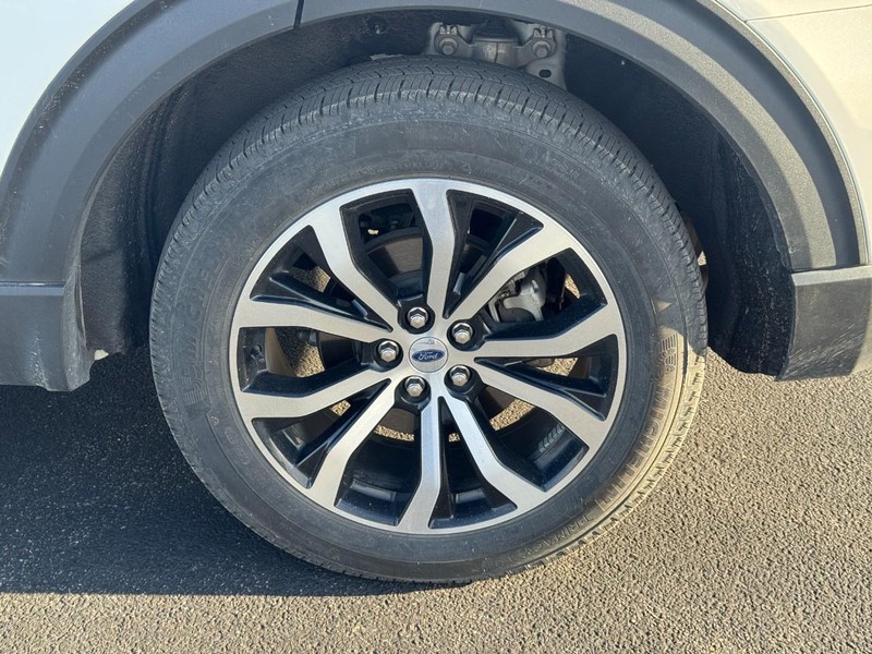 Ford Explorer Vehicle Full-screen Gallery Image 06